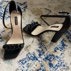 Nine West heels mindful3 size 8.5 (fits like an 8) chain detail across toes.